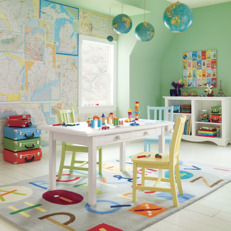 déco-chambre-enfant-suspension-globe-tapis-table-rectangulaire-bois-deco-murale