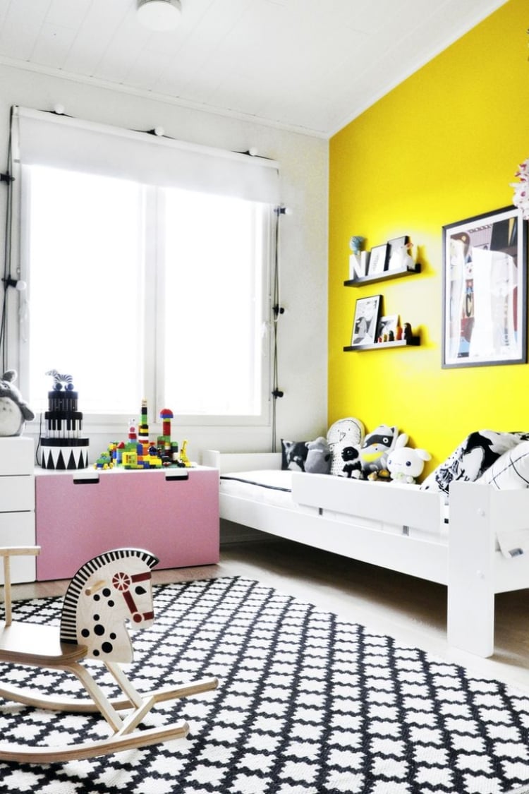déco-chambre-enfant--tapis-chaise-bascule-peinture-jaune