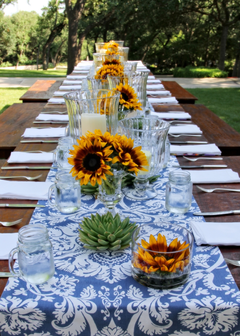 déco-garden-party-chemin-table-bleu-motifs-floraux-tournesols