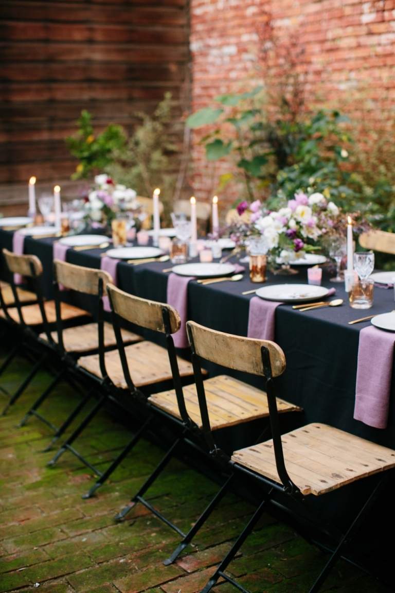 déco garden-party mariage nappe foncée serviettes mauve