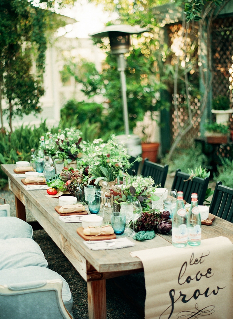 déco-garden-party-rustique-table-bois-sans-nappe-fleurs