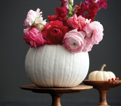 déco-mariage-champêtre-chic-roses-renoncules-vase-citrouille-blanche