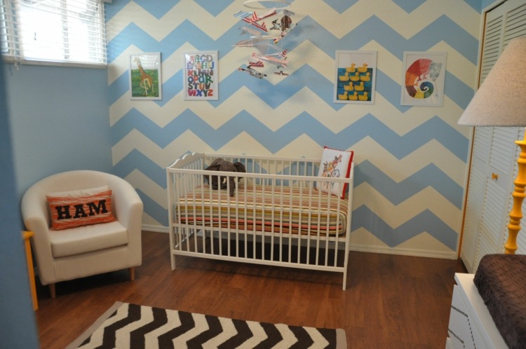 déco-murale-chambre-bébé-motif-chevron-bleu-blanc-fauteuil-lampe-poser-tableaux