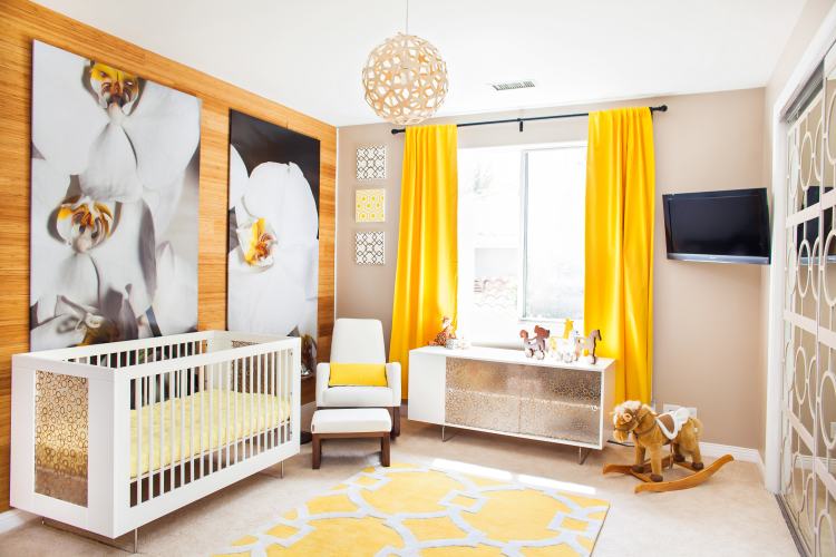 déco-murale-chambre-bébé-rideaux-jaune-tableaux-chaise-bascule