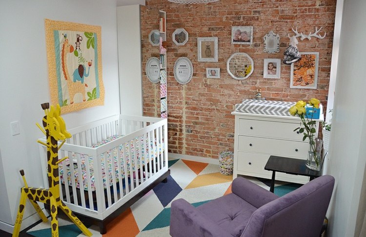 déco-murale-chambre-bébé-tableaux-girafe-commode-chaise