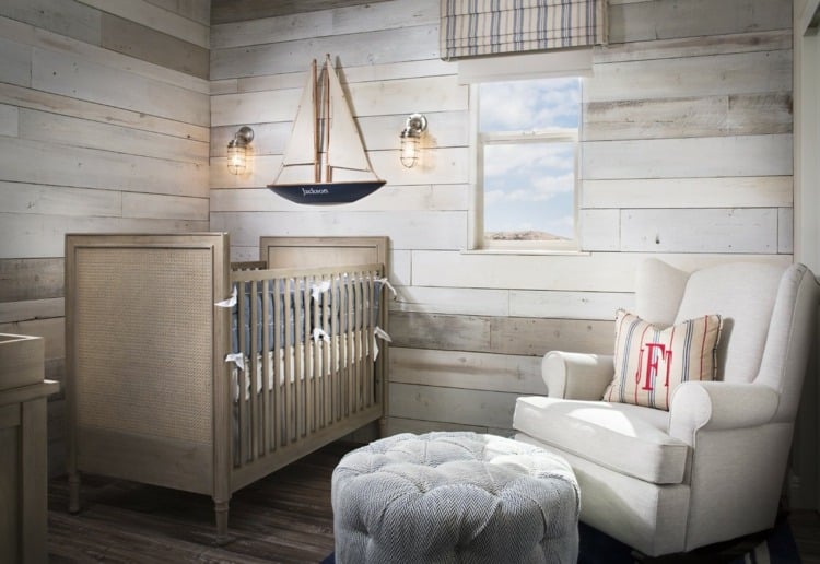 déco-murale-chambre-bébé-theme-marin-fauteuil-repose-pieds-lit-bebe