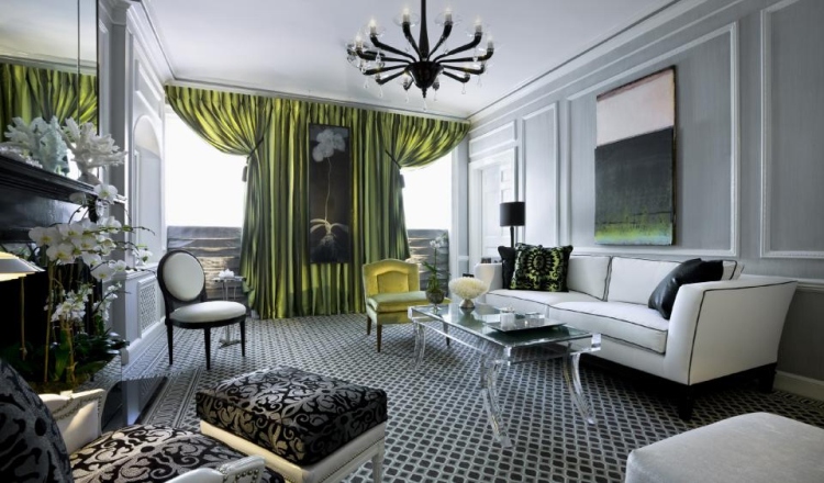 déco-salon-gris-lustre-design-canapé-rideaux-verts-chaise