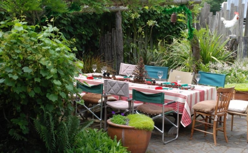décoration-garden-party-arrière-cour-nappe-chaises-anciennes