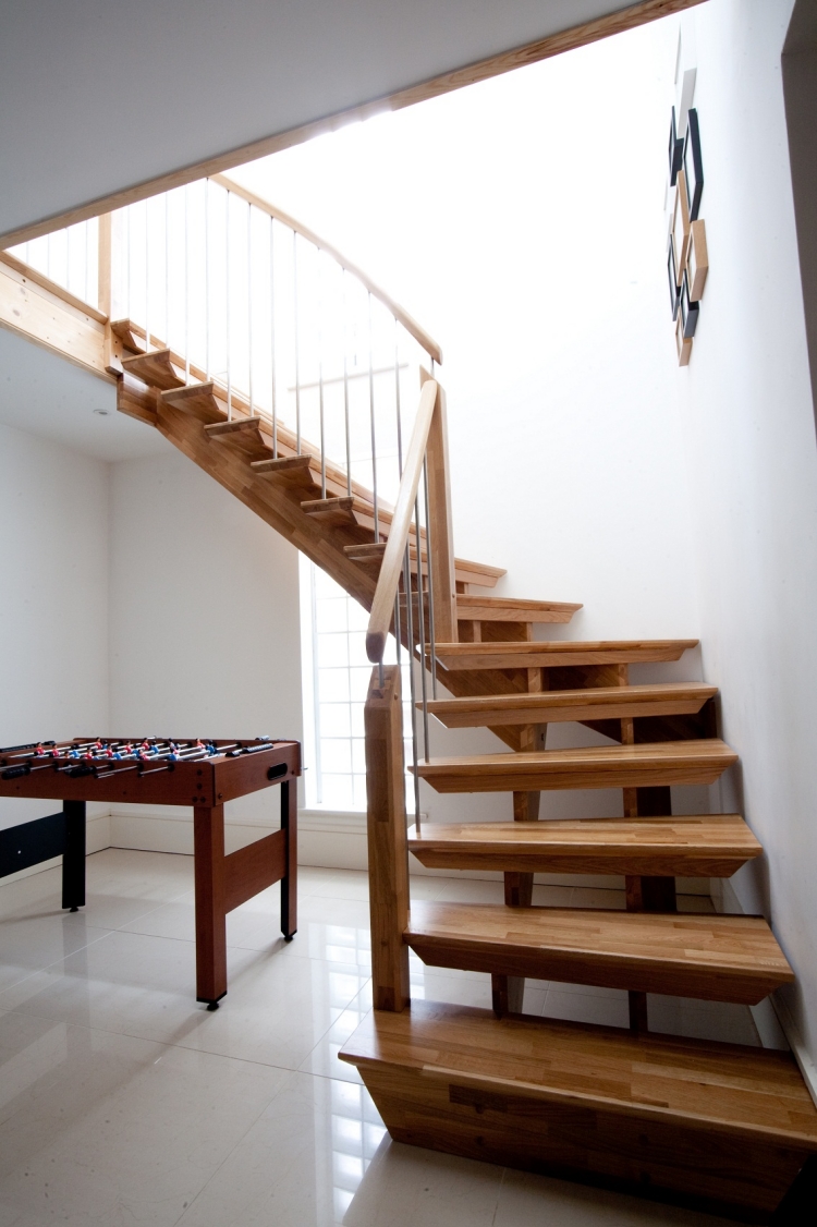 escalier-bois-design-moderne-table-baby-foot