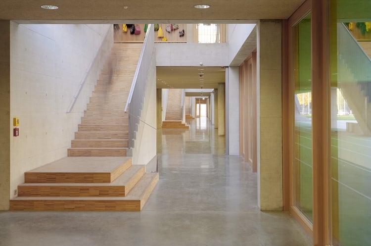 escalier-bois-droit-départ-trois-niveaux-entrée-moderne