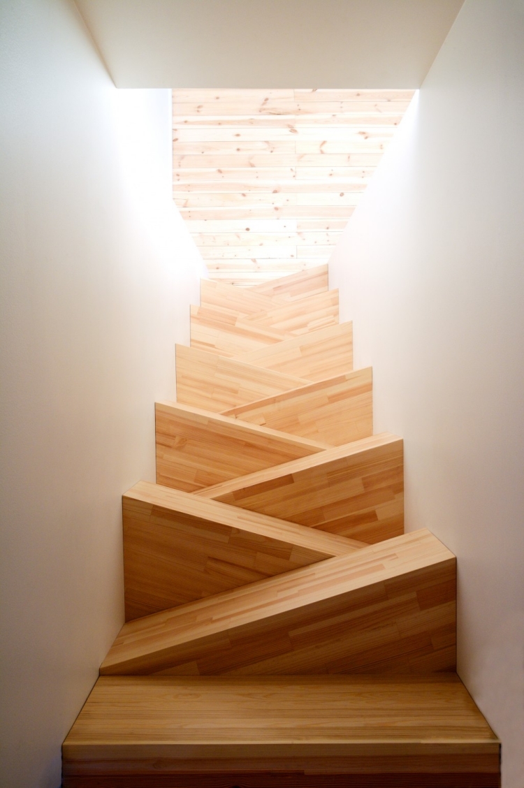 escalier-bois-moderne-marches-décalées-triangulaires
