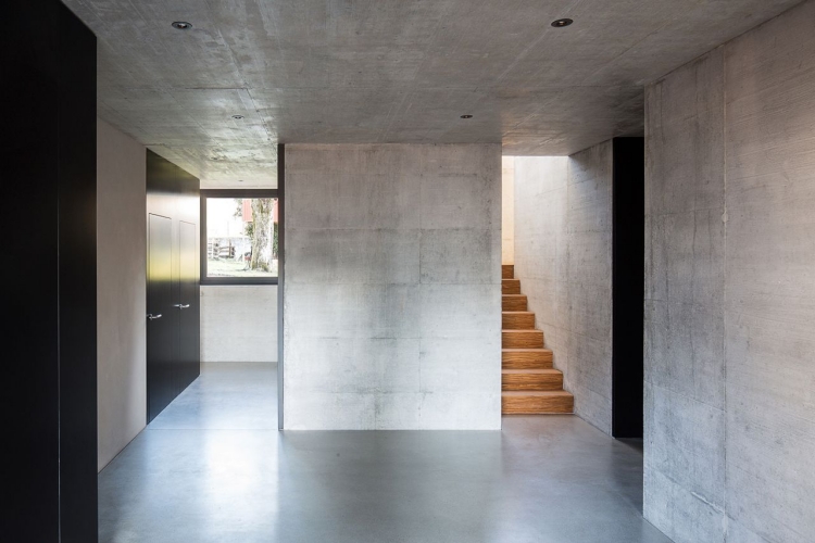 escalier-bois-moderne-murs-béton-sol-béton-ciré
