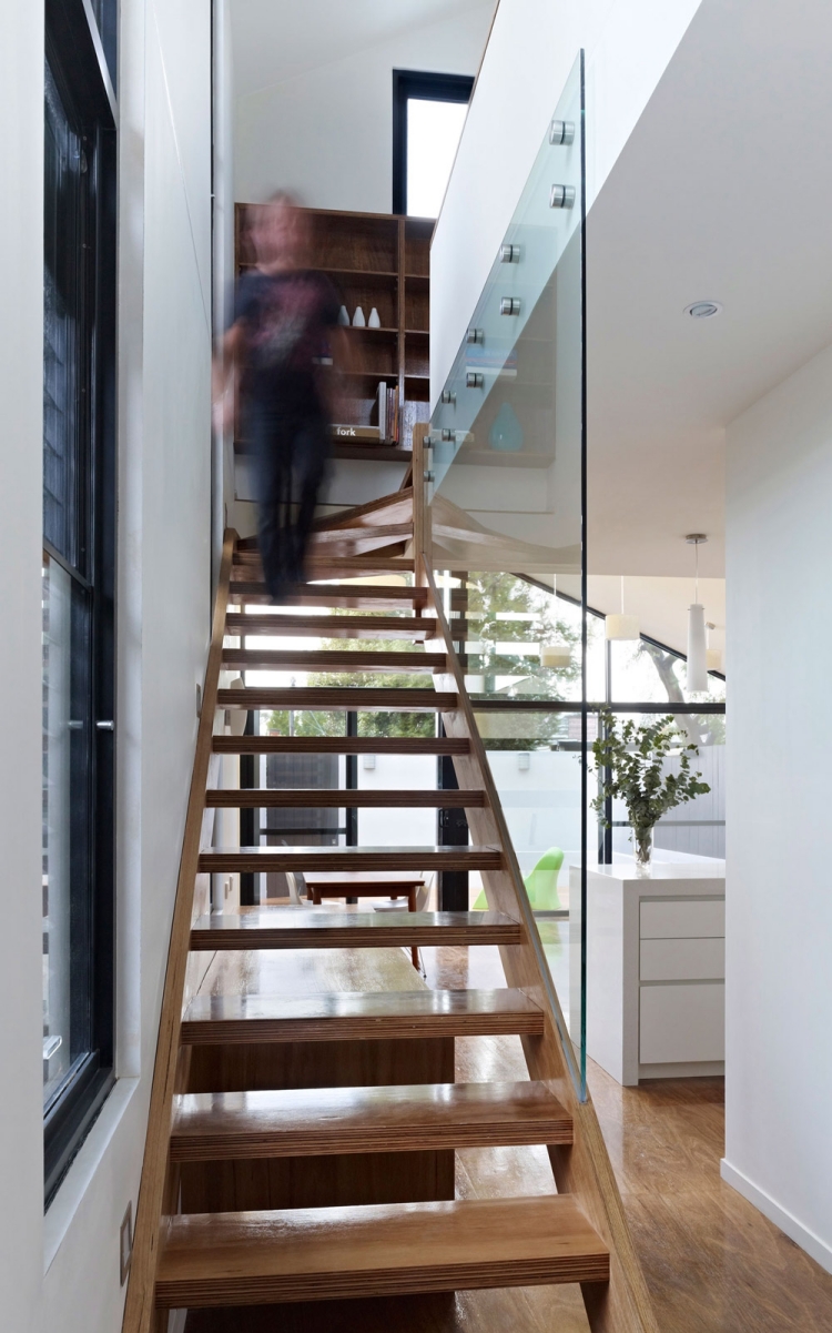 escalier-bois-moderne-sans-contremarches-fond-blanc