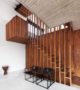 escalier-bois-noyer-barreaudage-droit-assorti
