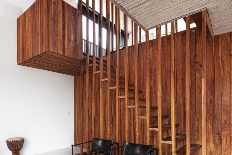 escalier-bois-noyer-barreaudage-droit-assorti