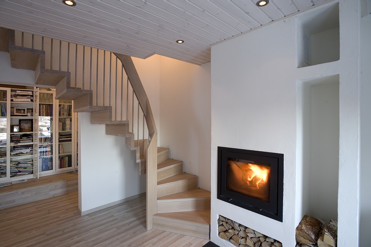 escalier en bois -demi-tournant-cheminée-moderne-bois
