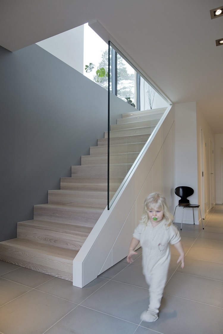 escalier en bois -droit-minimaliste-garde-corps-verre-sans-rampe