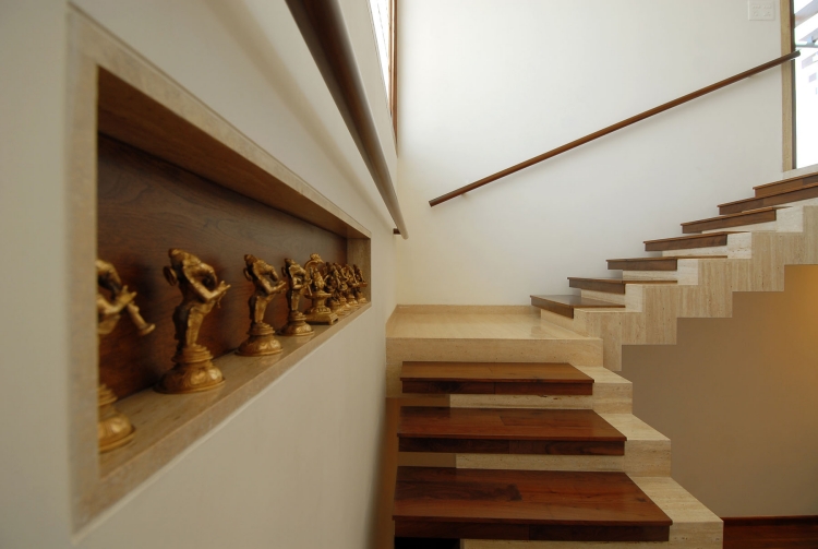 escalier-exotique-bois-carrealge-aspect-pierre-naturelle