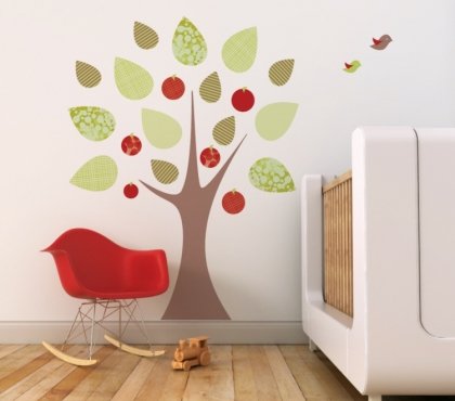 fauteuil bascule Eames stickers-arbre stylisé chambre bébé