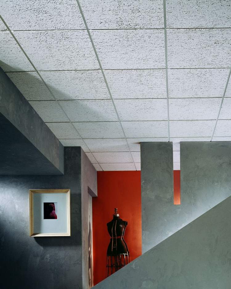 faux-plafond-idee-decoration-aspect-bois-peinture-murale-rouge-grise