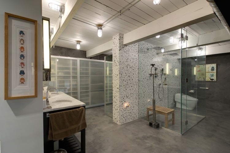 faux-plafond-idee-decoration-imitation-bois-suspension-douche-italienne-salle-bains