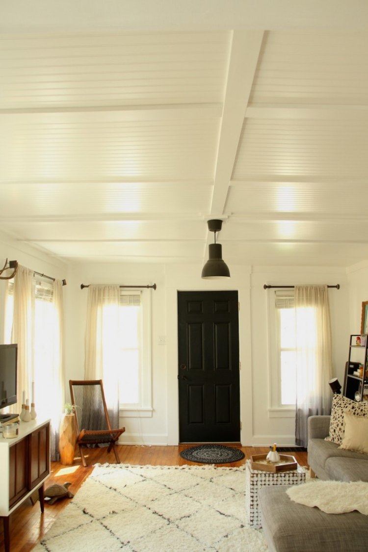 faux plafond  idee-decoration-suspension-tapis-chaise-pliable-bois