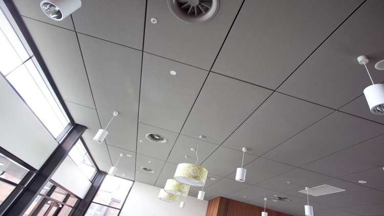 faux-plafond-idee-decoration-suspensions-forme-arrondie