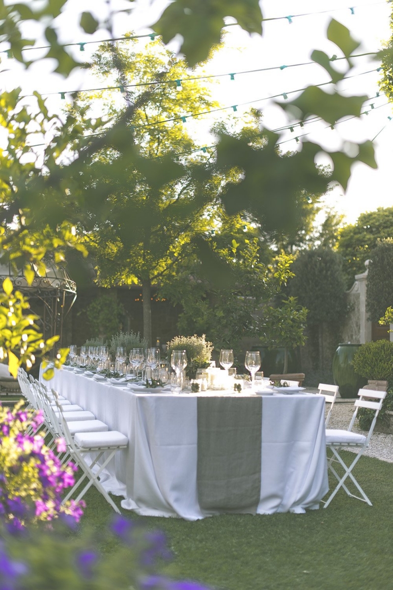garden-party-mariage-chaises-pliantes-blanches-nappe