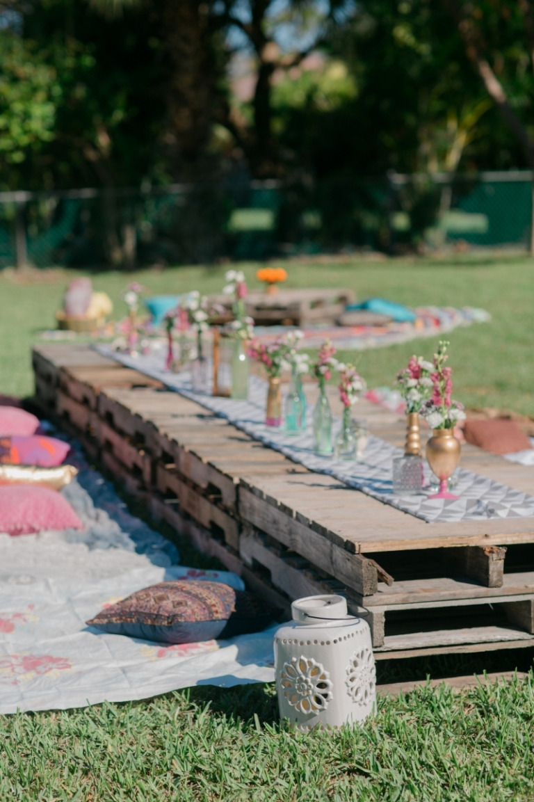 garden-party pelouse coussins lanterne table palettes