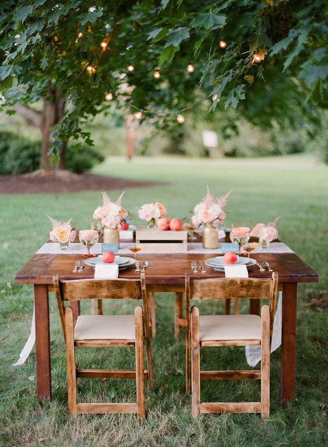 garden-party-romantique-table-chaises-rustiques-fleurs