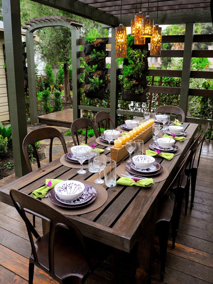 garden-party-terrasse-couverte-table-bois-massif-suspensions