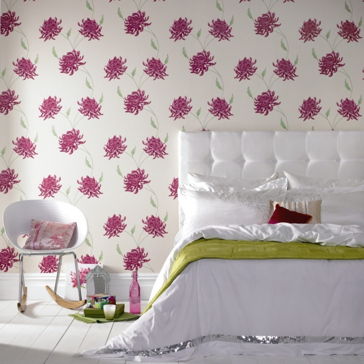 idee-deco-chambre-adulte-papier-peint-motif-floral-grand-lit-chaise