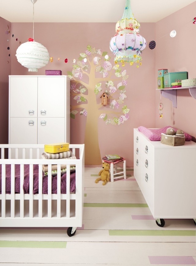 idee-deco-chambre-bebe-armoire-rangement-suspension-etagere-rangement