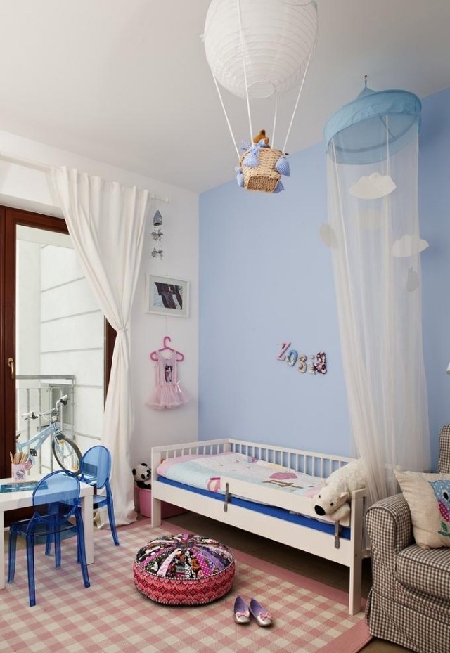 idee déco chambre enfant ciel-lit-suspension-coin-jeu-lit-fauteuil-tapis