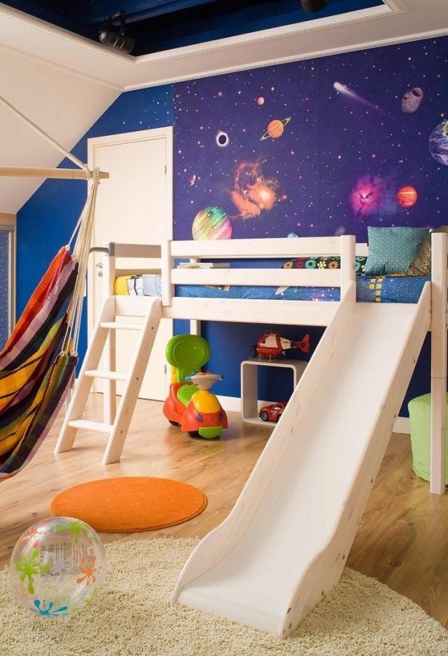 idee-deco-chambre-enfant-lit-mezzanin-toboggan-tapis-parquet-flottant