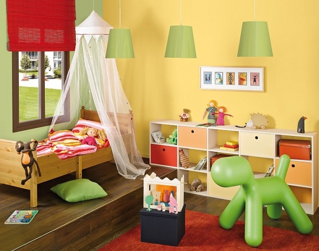 idee-deco-chambre-enfant-peinture-jaune-verte-suspension-tapis
