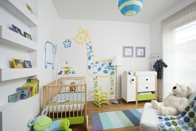 idee-deco-chambre-enfant-peinture-murale-blanche-giraffe-lit-bebe
