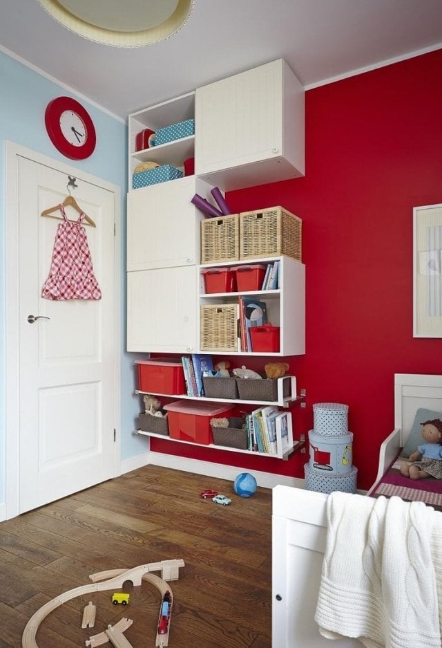 idee-deco-chambre-enfant-peinture-rouge-etageres-rangement