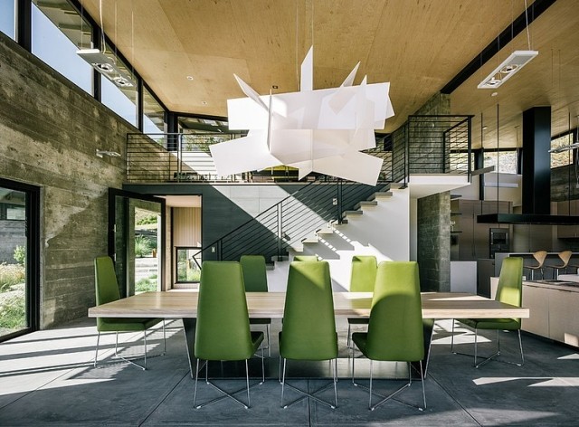 idee-luminaire-intérieur-suspension-design-coin-repas-table-rectangulaire-chaises-vertes