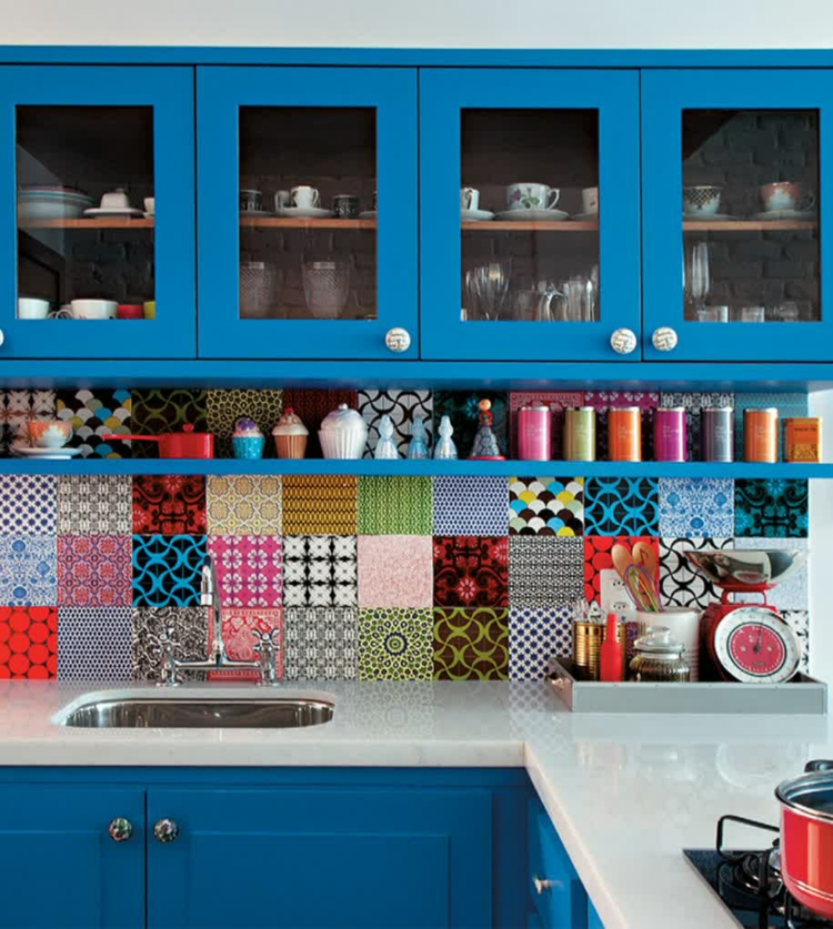 idees-deco-cuisine-crédence-carreaux-multicolores-armoires-bleues idées déco cuisine