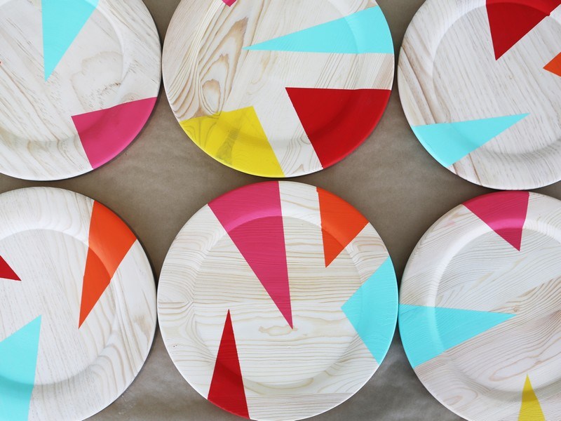 idées-bricolage-assiettes-aspect-bois-décorées-triangles-multicolores