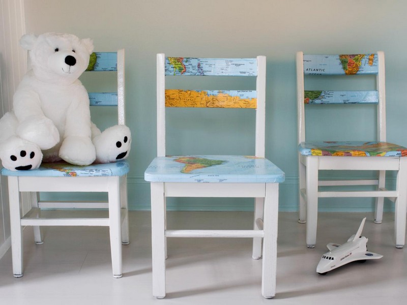 idées-bricolage-chaises-blanches-décorés-carte-continents-chambre-enfants