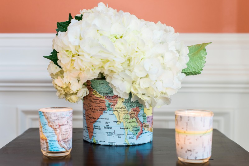 idées-bricolage-vase-bougeoirs-décorés-carte-continents-bouquet-hortensias idées de bricolage