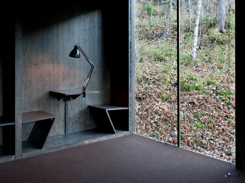 interieur-minimaliste-bureau-maison-moderne-chaises-bois-table-escamotable-lampe-métal