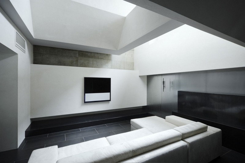 interieur-minimaliste-canapé-blanc-peinture-murale-blanche-accents-gris