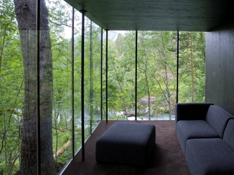 interieur-minimaliste-canapé-ottoman-rembourré-gris-foncé-fenetres-panoramiques