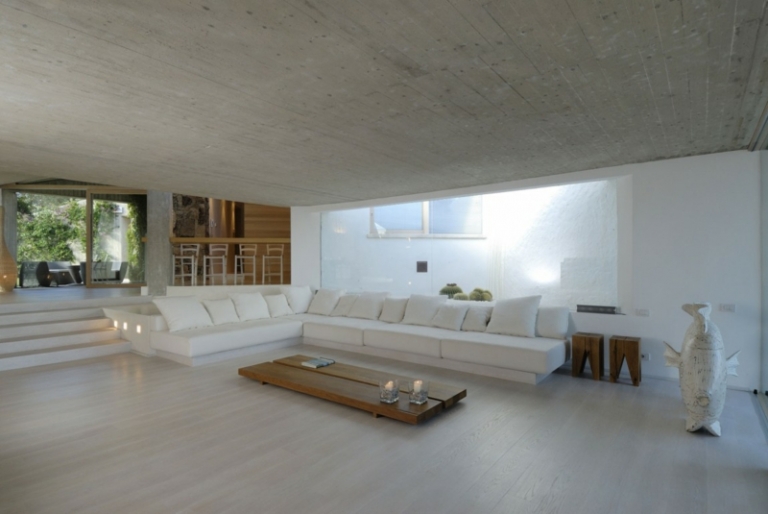 interieur-minimaliste-canapé-xxl-blanc-table-basse-bois-sol-bois-clair