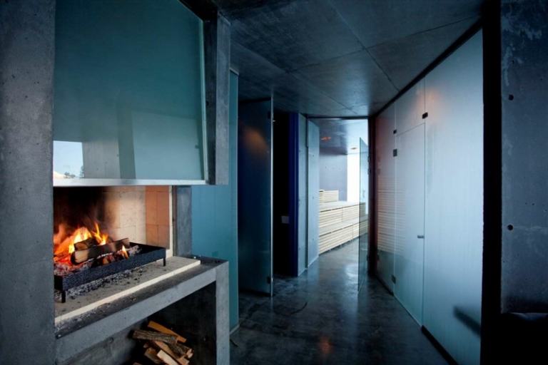 interieur-minimaliste-cheminée-boi-murs-plafond-aspect-béton