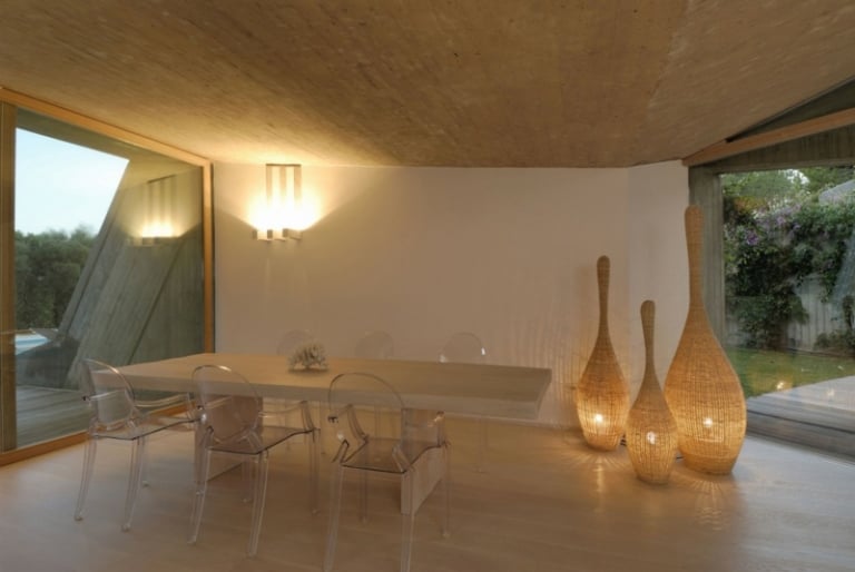 interieur-minimaliste-coin-repas-chaises-transparentes-table-bois-clair-applique-murale intérieur minimaliste