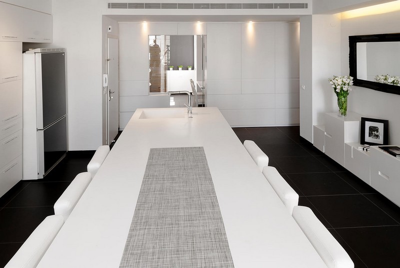 interieur-minimaliste-cuisine-table-blanche-chaises-blanches-meuble-rangement-blanc